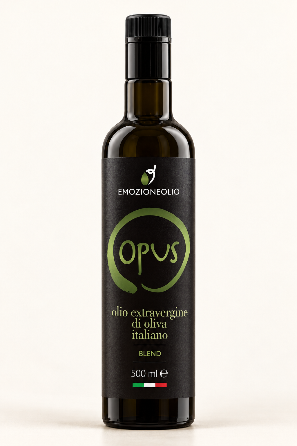 Simulazione della bottiglia Opus da 500 ml con la nuova etichetta nera e verde oliva