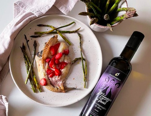 Merluzzo con fragole e asparagi: fotografia della ricetta dall’archivio Emozioneolio