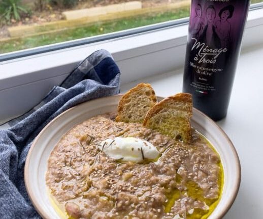 Zuppa con quenelle di yogurt