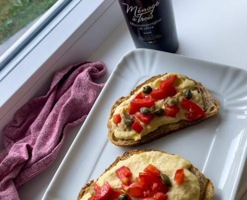 Crostino hummus, pomodorini e capperi